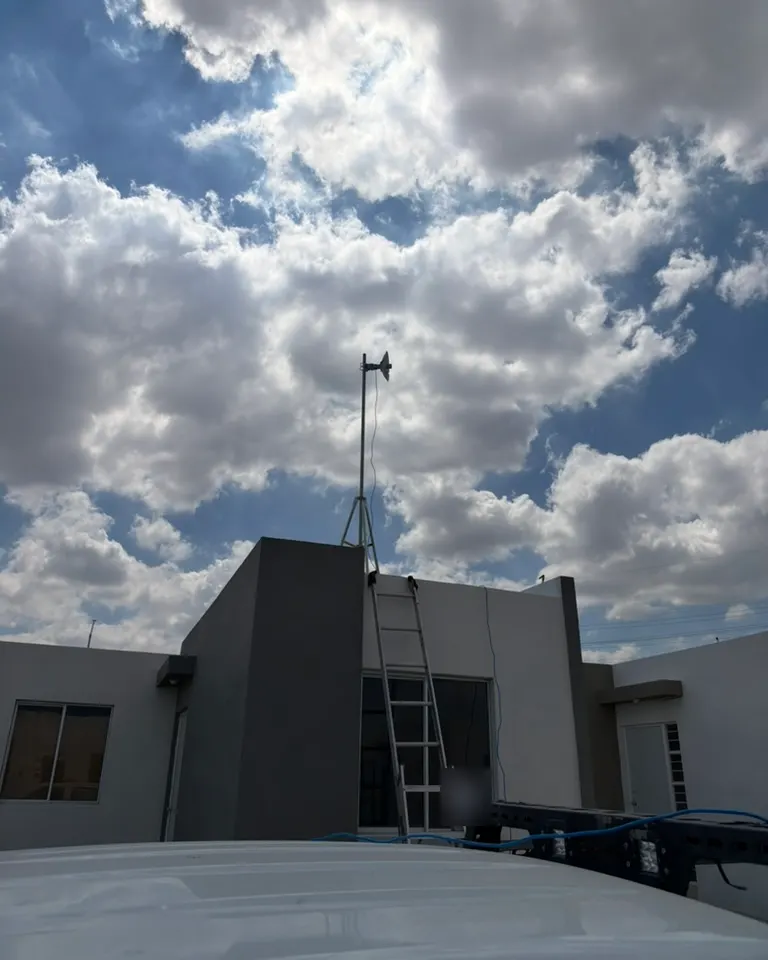 Antena de Totalnet en un mástil sobre el techo de una casa