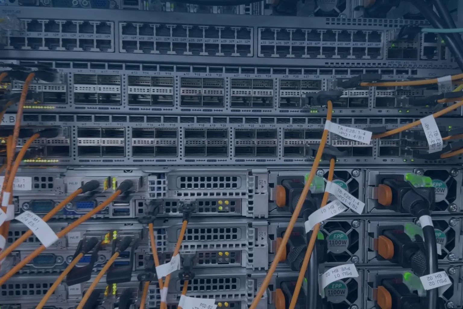 Switches y servidores con cables de parcheo en un rack