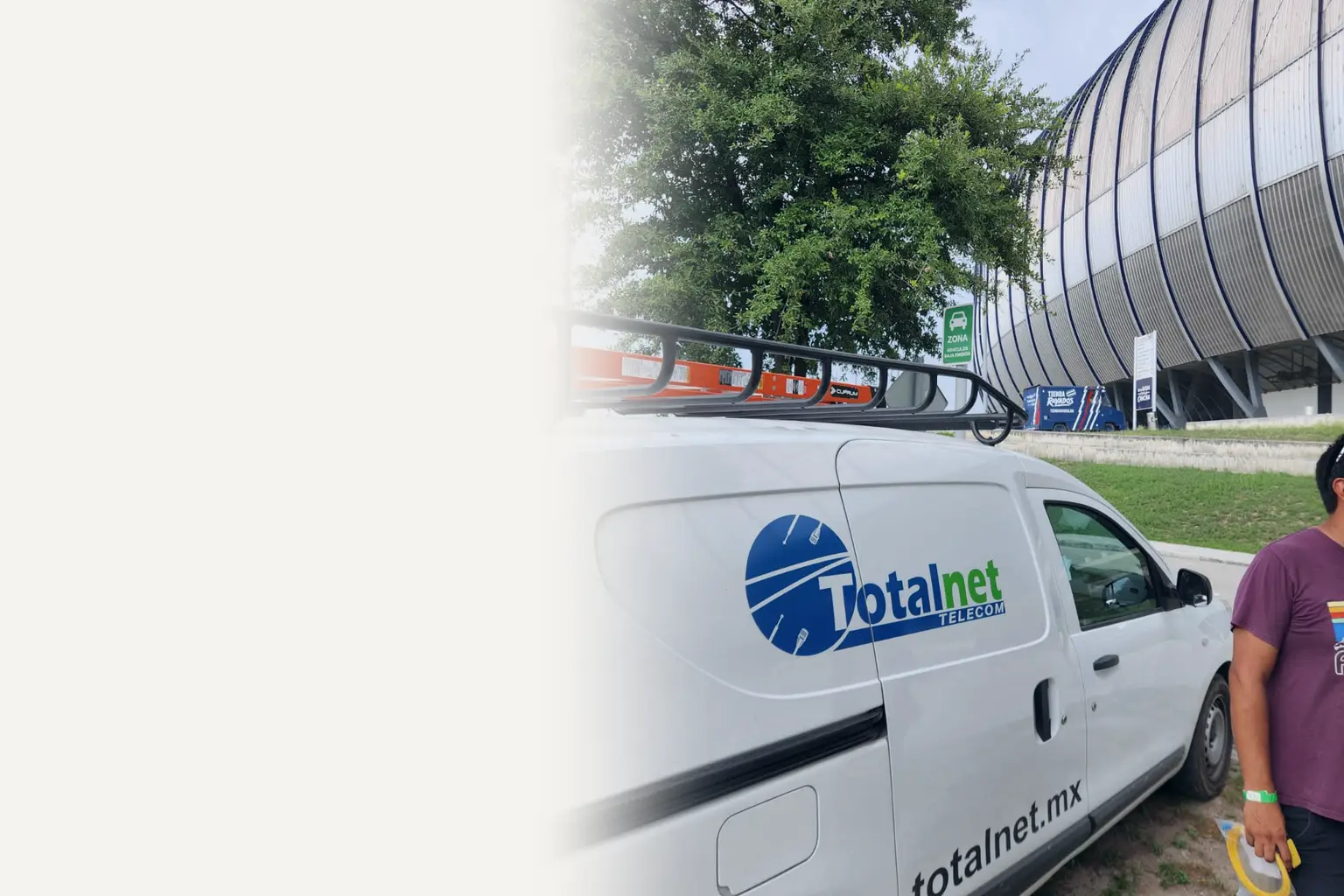 Camioneta rotulada de Totalnet Telecom