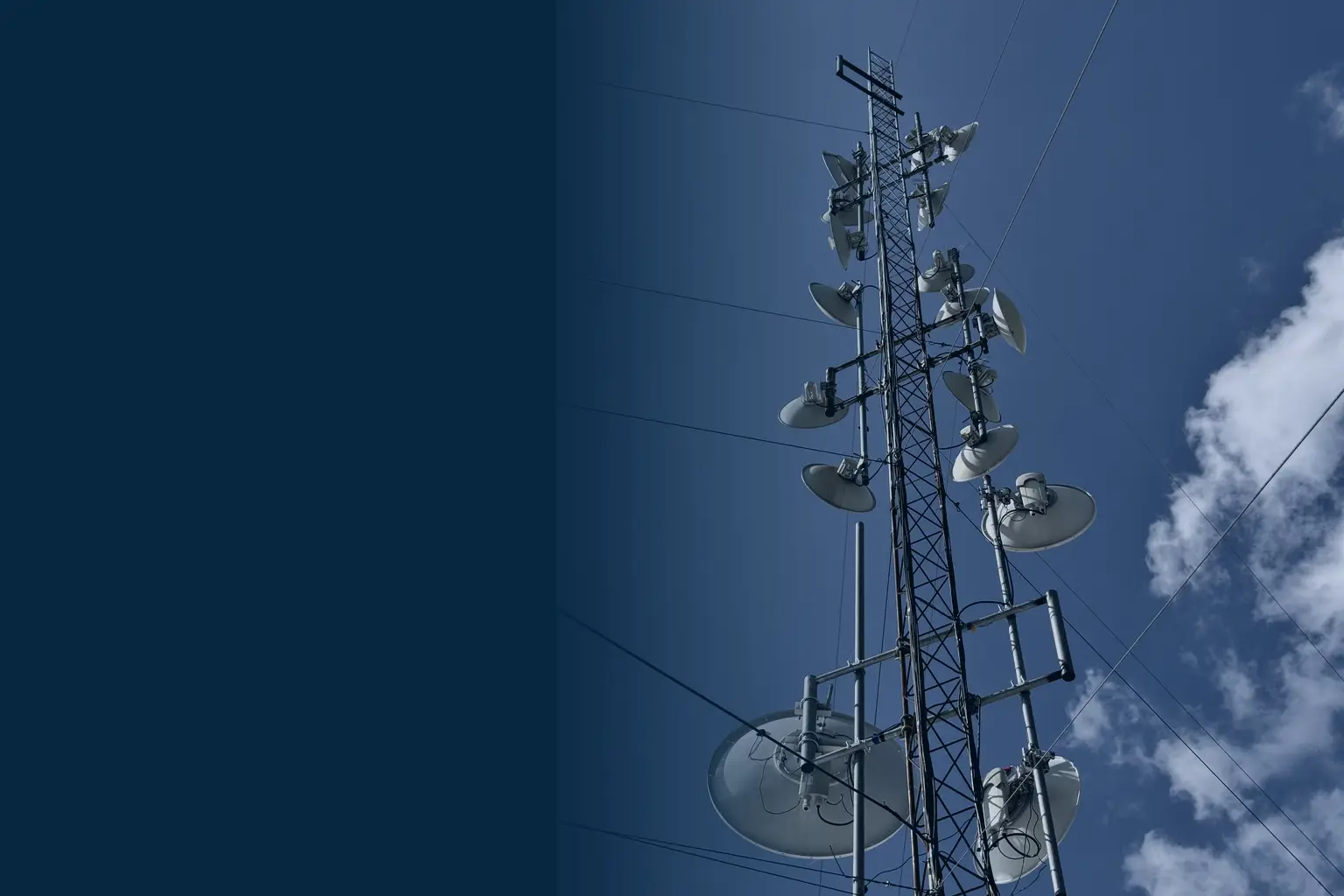 Torre con antenas de radioenlace